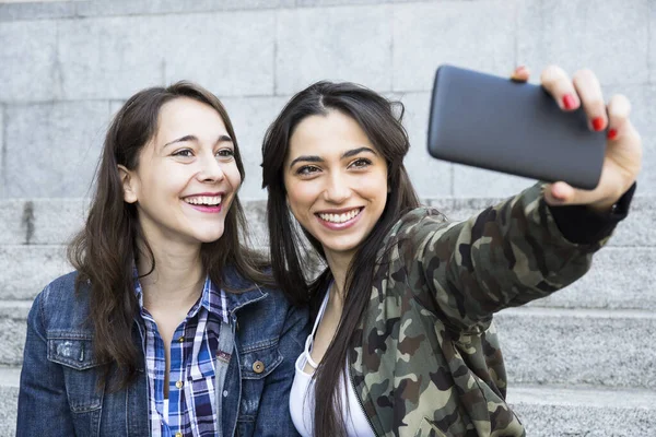 Uśmiechnięta Kobieta Robi Sobie Selfie Siedzi Schodach — Zdjęcie stockowe