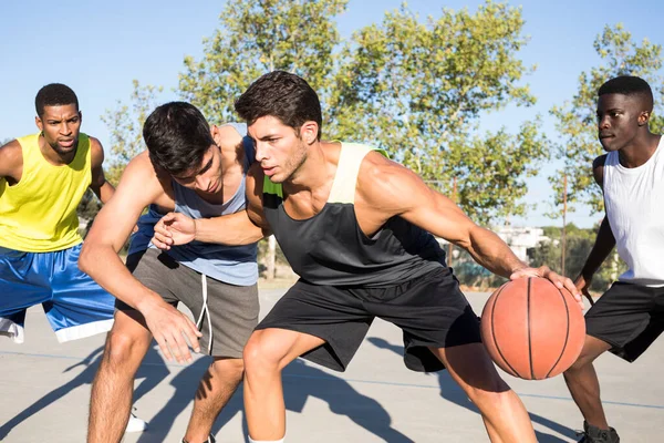 Giovani Uomini Che Giocano Basket Palla Dribbling Sul Terreno Sportivo — Foto Stock