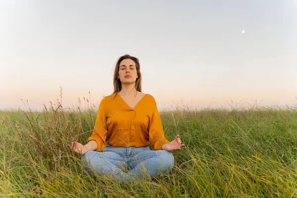 Young Woman Sitting Meadow Meditating Evening — Stock Photo, Image