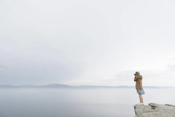 Mujer Con Cámara Pie Sobre Roca Tomando Fotos Del Mar — Foto de Stock