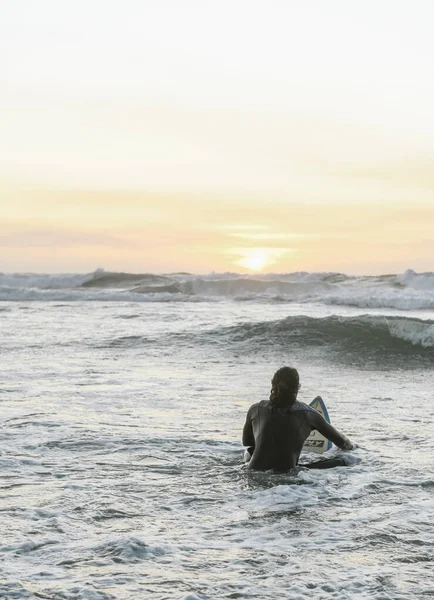 Güneş Batarken Sörf Tahtasıyla Okyanusta Sörf Tahtasında Oturan Sörfçünün Arka — Stok fotoğraf