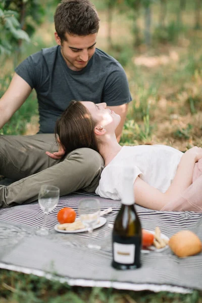 Junges Verliebtes Paar Beim Picknick Den Weinbergen — Stockfoto