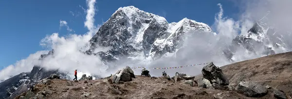 Frau Trekking Thokla Pass Mit Nuptse Hintergrund Himalaya Solo Khumbu — Stockfoto