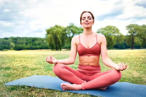 Woman Practicing Yoga Park Meditating — Stock Photo, Image