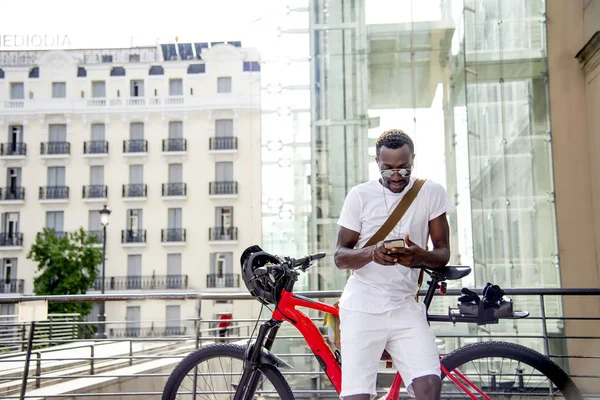 Молодий Чоловік Своєму Велосипеді Використовує Свій Смартфон — стокове фото