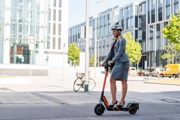 Sorridente Donna Affari Che Indossa Tacchi Alti Cavalcando Scooter Elettrico — Foto Stock