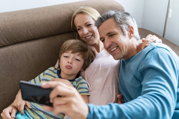 Father Mother Son Taking Selfie Couch Home — Stock Photo, Image