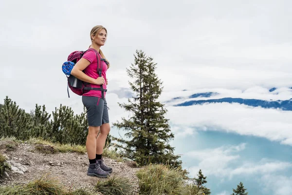 Νεαρή Γυναίκα Ένα Ταξίδι Πεζοπορίας Στα Βουνά Κοιτάζοντας Θέα Herzogstand — Φωτογραφία Αρχείου