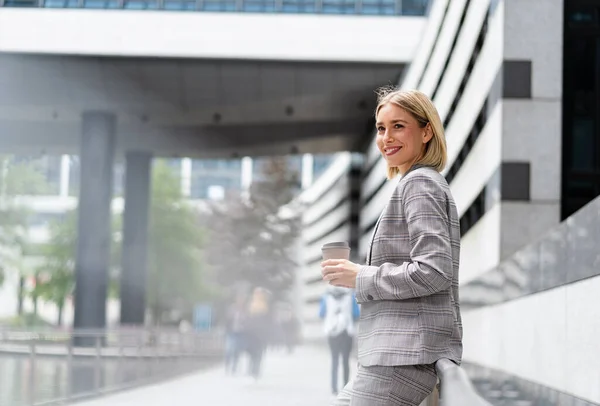 Leende Ung Affärskvinna Med Hämtmat Kaffe Staden — Stockfoto