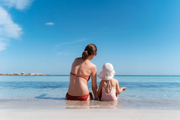 Rear View Mother Daughter Sitting Sea — Stock Photo, Image