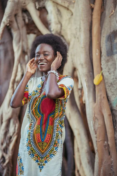 Jeune Femme Souriante Debout Devant Tronc Arbre Portant Des Écouteurs — Photo