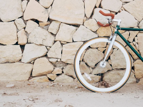 Doğal Taş Duvara Yaslanmış Sabit Bisiklet Kısmi Görüş — Stok fotoğraf