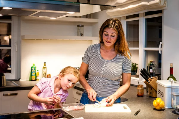 Mãe Filha Preparando Comida Cozinha — Fotografia de Stock