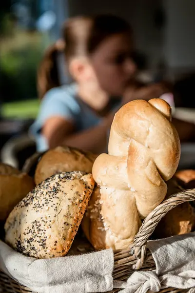 Хлебные Рулоны Обеденном Столе — стоковое фото