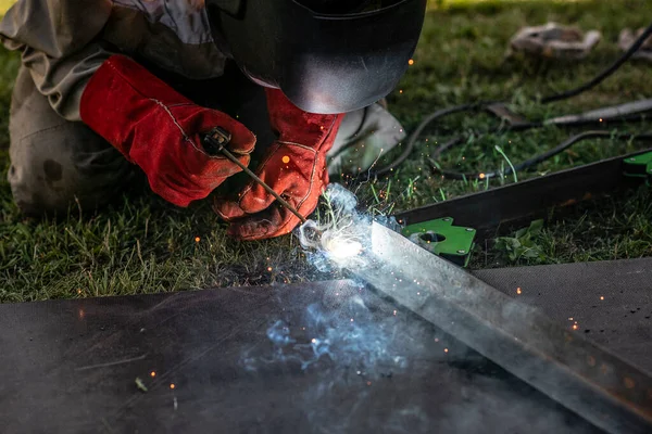 Mann Schweißt Metall Seinem Hinterhof — Stockfoto