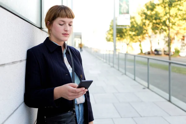 Porträtt Jordgubbsblond Ung Kvinna Tittar Mobiltelefon — Stockfoto