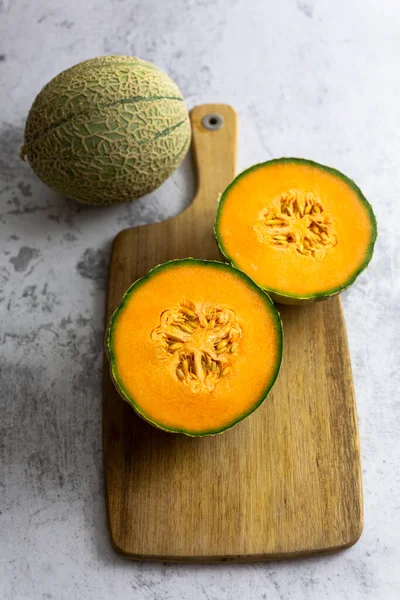 Hoge Hoek Uitzicht Van Gehalveerde Meloen Met Snijplank Tafel — Stockfoto