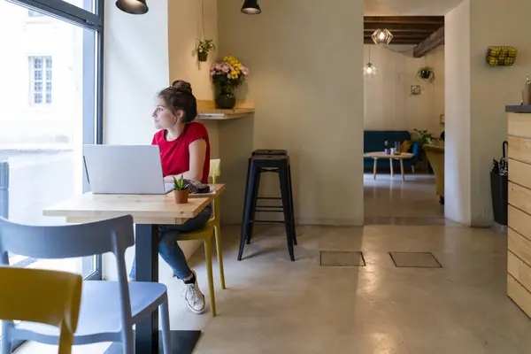 Jovem Mulher Usando Laptop Café — Fotografia de Stock