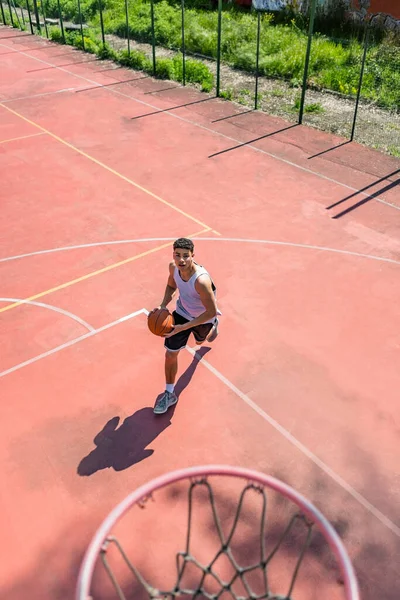 Anak Muda Bermain Basket — Stok Foto