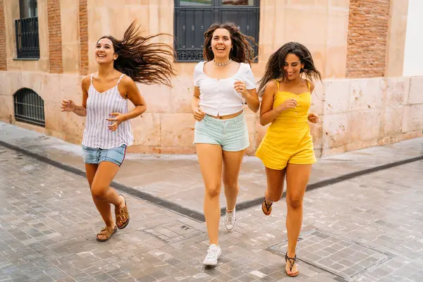 Tres Amigas Felices Corriendo Por Ciudad —  Fotos de Stock