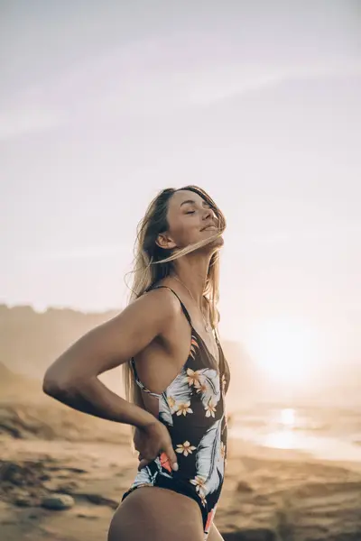 Молодая Блондинка Купальнике Пляже Рассвете — стоковое фото