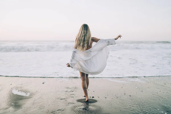 Молодая Блондинка Бикини Белом Платье Пляже Утром — стоковое фото