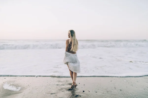 Junge Blonde Frau Trägt Morgens Bikini Und Weißes Kleid Strand — Stockfoto