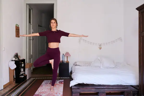 Young Brunette Woman Practising Yoga Student Dorm — Stock Photo, Image