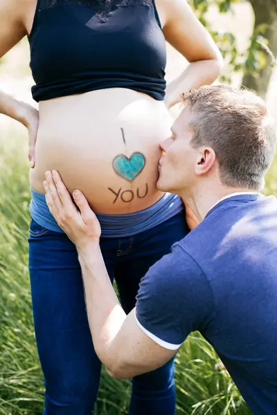 Homem Beijando Barriga Bebê Uma Mulher Livre — Fotografia de Stock