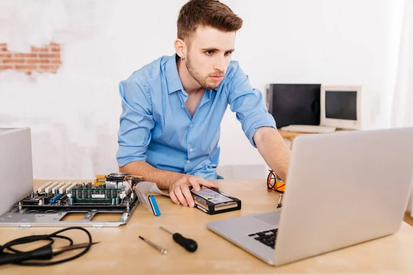 Techniker Repariert Einen Desktop Computer Mit Laptop — Stockfoto