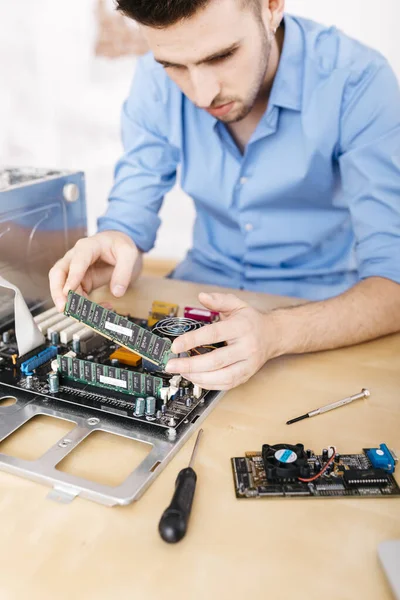 Técnico Reparación Una Computadora Escritorio Cambiando Memoria Ram Computadora —  Fotos de Stock