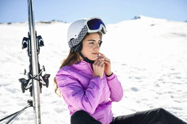 Vrouw Die Even Pauze Neemt Het Skiën Het Besneeuwde Terrein — Stockfoto