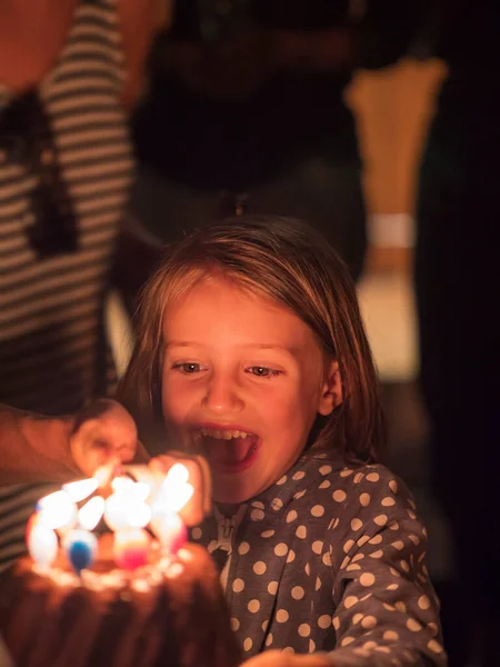 Niña Mirando Velas Encendidas Pastel Cumpleaños —  Fotos de Stock