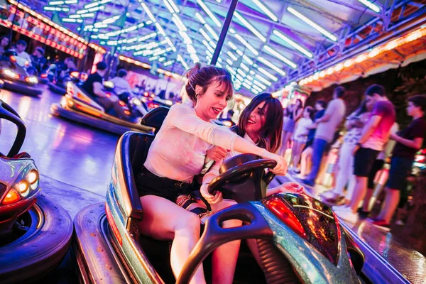 Дві Молоді Жінки Їздять Машині Сміху Вночі — стокове фото