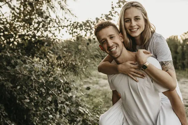 Retrato Jovem Casal Sorridente Homem Carregando Mulher Nas Costas — Fotografia de Stock