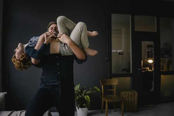 Padre Hijo Divirtiéndose Juntos Casa — Foto de Stock