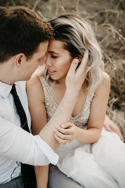 Liefdevolle Bruid Bruidegom Zitten Buiten — Stockfoto