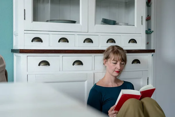 Portrait Woman Sitting Kitchen Reading Novel — Stock Photo, Image