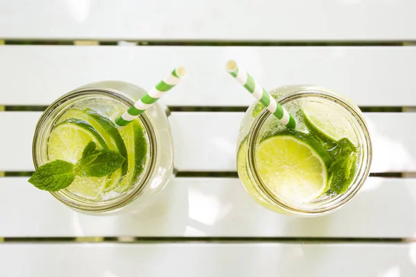 Due Bicchieri Limonata Alla Menta — Foto Stock