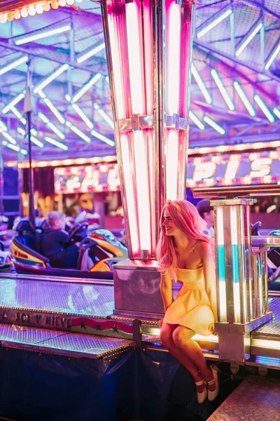 Glückliche Junge Frau Sitzt Nachts Autoscooter Auf Einem Jahrmarkt — Stockfoto