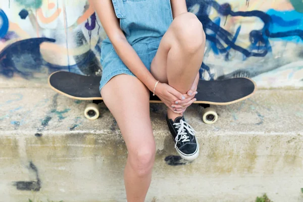 Mujer Joven Sentada Monopatín Delante Del Graffiti — Foto de Stock