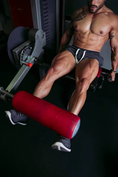Muscular Man Training Gym — Stock Photo, Image