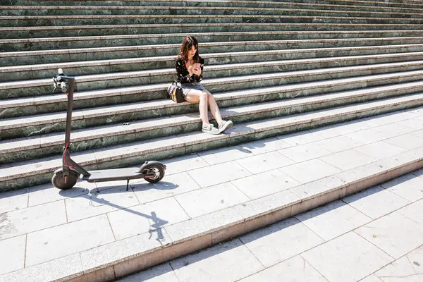 Jovem Com Scooter Cidade Usando Smartphone — Fotografia de Stock