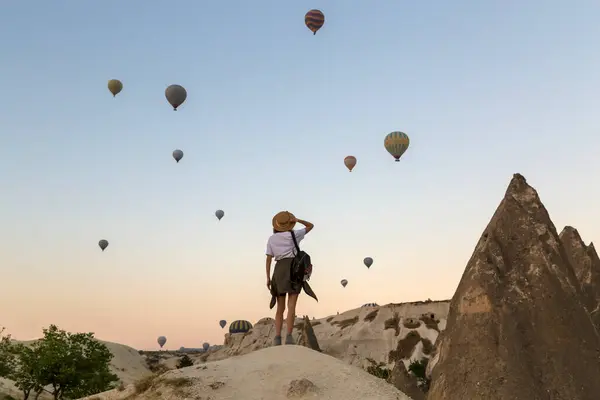 Junge Frau Und Heißluftballons Goreme Kappadokien Türkei — Stockfoto