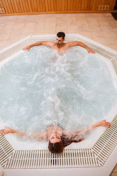 Pareja Relajándose Bañera Hidromasaje Spa —  Fotos de Stock