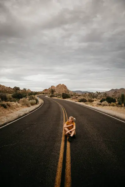 Woman Sitting Road Joshua Tree National Park California Usa — Stock Photo, Image