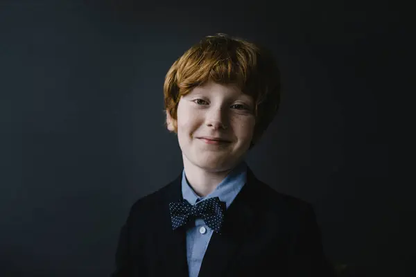 Portret Uśmiechniętego Rudego Chłopca Muszce — Zdjęcie stockowe