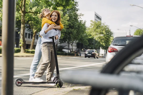 Young Woman Hugging Friend Scooter City — Stock Photo, Image