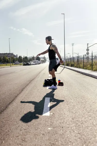 Jeune Homme Étirant Sur Une Route — Photo