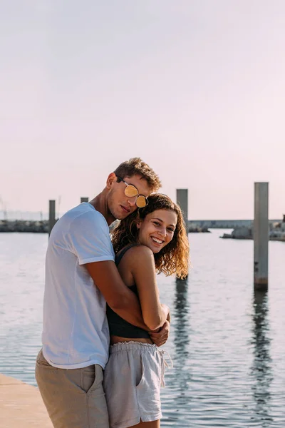 Glückliches Junges Paar Beim Umarmen Meer — Stockfoto